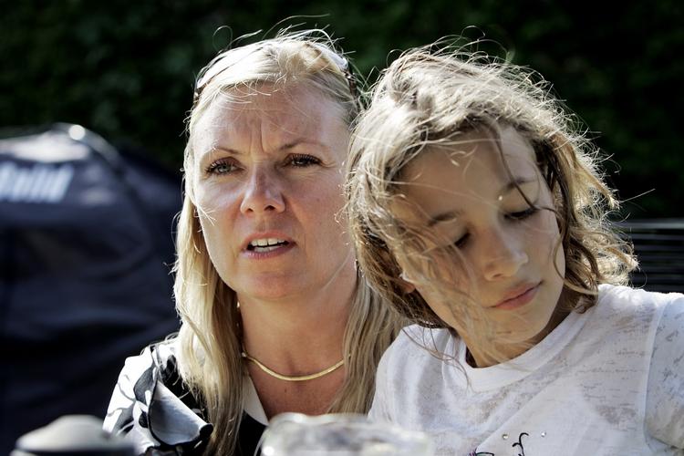 Fængslet. Camilla Broe har siddet fængslet i Miami siden september. Billedet er fra i sommer, hvor hun sad i sin have sammen med sin datter Isabella i haven. 