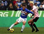 uafgjort. Sampdorias udligning blev lavet af Antonio Cassano (tv.). der her duellerer med Simon Kjær. 