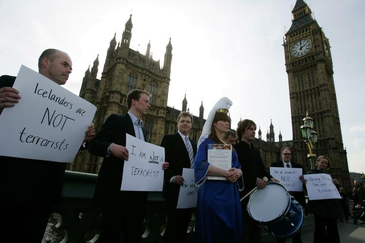 DEMONSTRATION. Islændinge protesterer mod, at briterne benytter terrorlovgivningen til at indefryse islandske bankværdier i Storbritannien. Arkivfoto. 