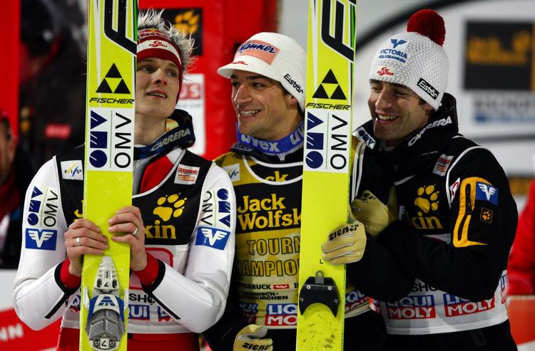 Østrigs Thomas Morgenstern (tv) vandt den sidste konkurrence i Bischofshofen. Men det var Andreas Kofler (i midten), som blev den samlede vinder. 