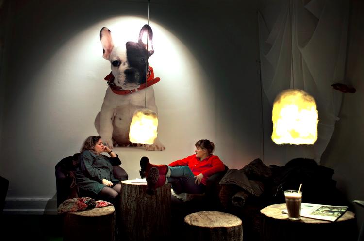 De grove stubbe er overraskende komfortable, skriver anmelderen, der også springer ud som grødelsker hos Verde Jeans &amp; Coffee. Foto: Jacob Ehrbahn 