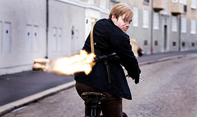 Filmen om Max Manus lever i høj grad af Aksel Hennies centrale skuespilpræstation, hans sære udseende og stærke blik. Foto fra filmen/PR-foto. 