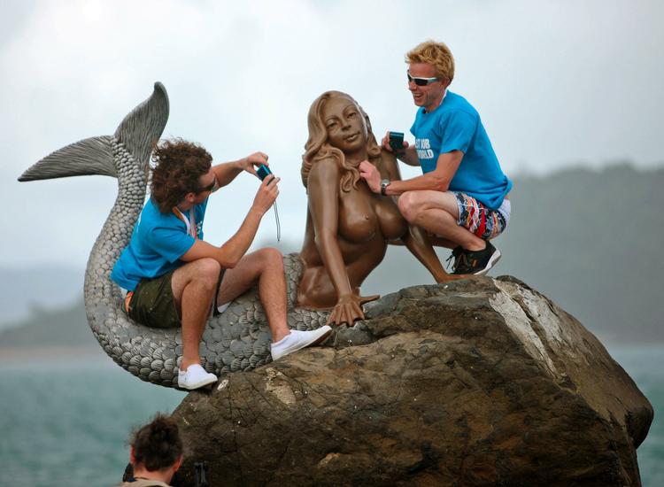 Drømmejobbet. Ben Southall (th.) lader sig fotografere på sin arbejdsplads, Great Barrier Reef i Australien. 