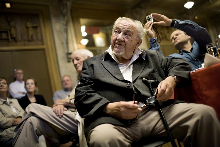 IDENTITETSKRISE. En anden person end Anker Jørgensen selv udgiver sig for at være den gamle, socialdemokratiske statsminister. 