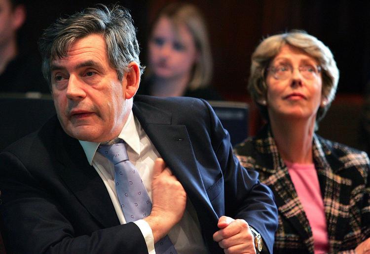 Brown affejer to eksministres forsøg på at starte en hemmelig afstemning om hans lederskab. Til højre i billedet sidder den ene eksminister Patricia Hewitt. 