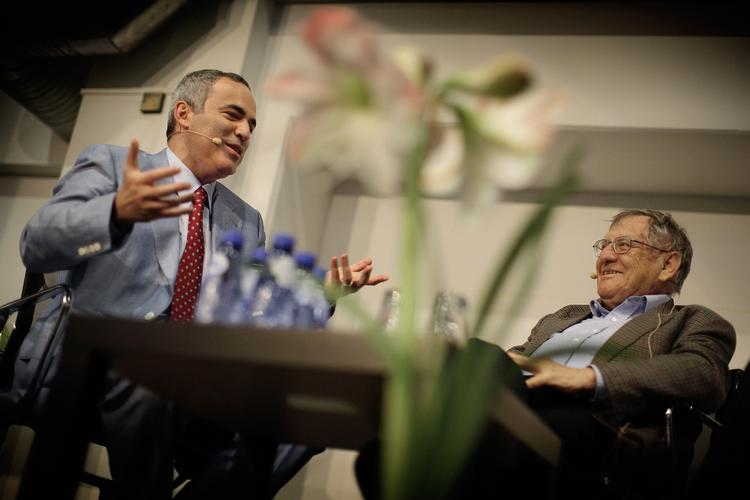 Den russiske opposionspolitiker og tidligere skakmester Garri Kasparov (til venstre) modtog i 2007, som den første,  Pundiks Fredspris. Her sammen med tidligere chefredaktør Herbert Pundik. 