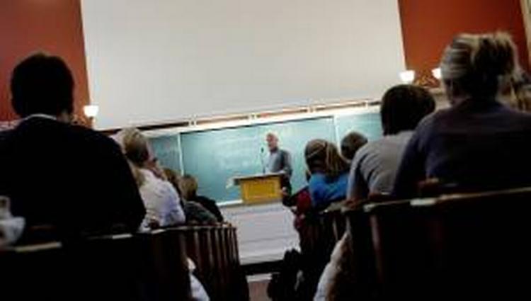 Uddannelse. Desværre er det en kendsgerning, at der er sket et voldsomt fald i det faglige niveau i såvel folkeskole som gymnasium, skriver debattør. Arkivfoto. 