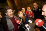 Spanieren Juan Lopez de Uralde og nordmanden Nora Christiansen besvarede spørgsmål fra pressen, da de blev løsladt. 