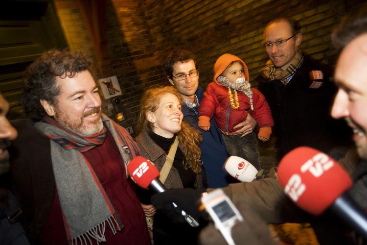 Spanieren Juan Lopez de Uralde og nordmanden Nora Christiansen besvarede spørgsmål fra pressen, da de blev løsladt. 