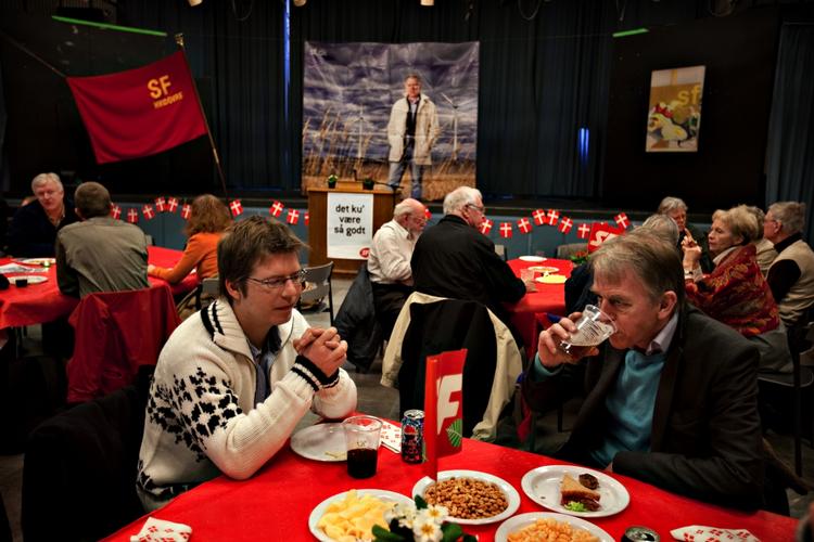 Jakob Nørhøj sammen med Villy Søvndal, da  Socialistisk Folkepartiholder holdt  50 års fødselsdagsreception på Holmegårdsskolen i Hvidovre. 