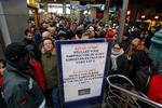Forsinket. Strandede passagerer til Eurostar-toget på stationen i Paris. 