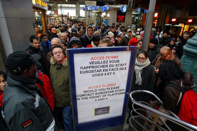 Forsinket. Strandede passagerer til Eurostar-toget på stationen i Paris. 