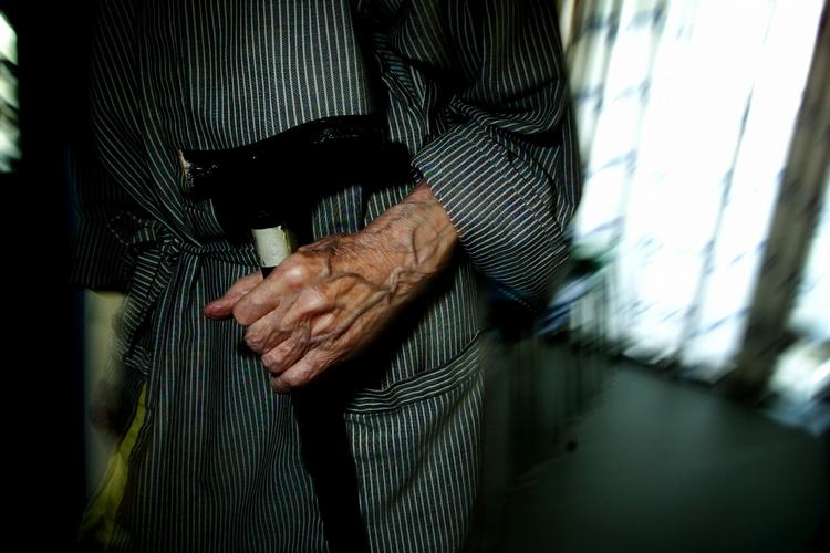 Demens. Mobiltelefoni kan muligvis virke beskyttende mod demens. Men der kræves mere forskning for at kunne påvise det. (arkivfoto) 