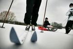 Vintersport. Find roligt kælke og ski frem i weekenden. Arkivfoto. 