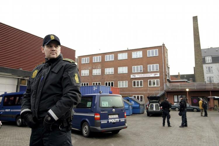 RANSAGNING. Politiet finder narko, våben og muligt tyvegods ved ransagning af rockeradresser. Arkivfoto fra ransagning af Hells Angels klubhus i Københavns Nordvestkvarter. 