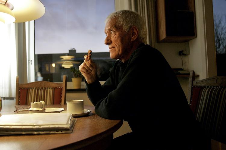 Tandrod. Efter at have været  igennem tre instanser i tandlægernes klage- og erstatnings- system føler Hans Jacobsen sig  uretfærdigt behandlet. Blandt  andet har hans nye tandlæge  taget et billede, der angiveligt  viser fejlbehandling af to tænder.  Men fotografiet blev ikke fremlagt  under syn og skøn i Regionstandlægenævnet. Foto: Finn  Frandsen og privatfoto 