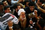 Beskudt. Mahdi Karroubi stillede op ved sommerens præsidentvalg i Iran, og er nu en ledende oppositionsfigur sammen med Mir-Hossien Moussavi. I dag blev hans bil beskudt af regeringsvenige demonstranter. (arkivfoto) 
