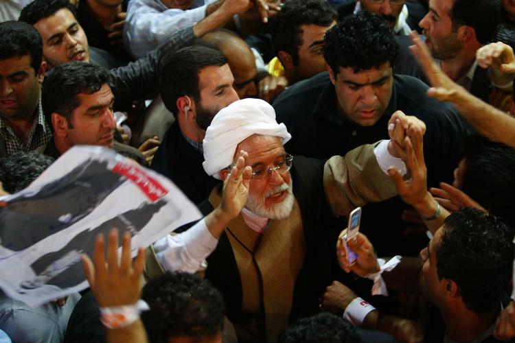 Beskudt. Mahdi Karroubi stillede op ved sommerens præsidentvalg i Iran, og er nu en ledende oppositionsfigur sammen med Mir-Hossien Moussavi. I dag blev hans bil beskudt af regeringsvenige demonstranter. (arkivfoto) 