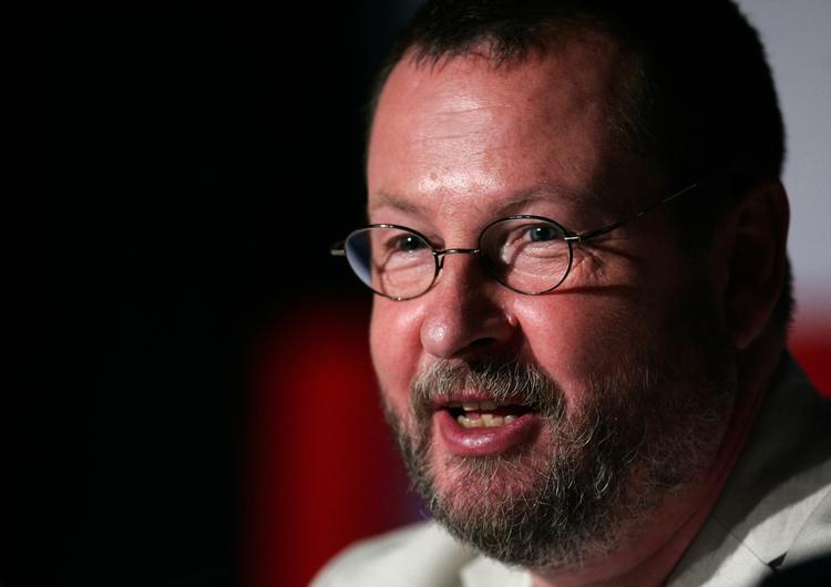 Forvirring. Lars von Trier har ansat Jon Stephensen til at promovere 'Melancholia'. Stephensen blev ledig på jobmarkedet, da Zentropa fyrede ham fra stillingen som 'omverdenschef' efter ni timers ansættelse. 