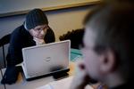 Urokkelig. Óskar Bjarneson er på vej til eksamen på universitetet i Reykjavik, men ikke på vej ud af landet. 