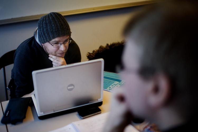 Urokkelig. Óskar Bjarneson er på vej til eksamen på universitetet i Reykjavik, men ikke på vej ud af landet. 