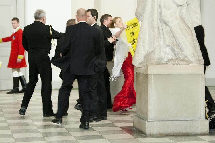 Ansvar. »Vi har ikke noget sikkerhedsansvar. Det er helt sikkert«, siger Udenrigsminsteriets viceprotokolchef Annette Lassen om Greenpeaceaktivisterne, der trængte ind til dronningens gallamiddag. Dermed smider hun aben tilbage til politiet, som mener, Udenrigsministeriet har en del af skylden for sikkerhedsbrøleren. 