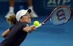 knusende. Justine Henin strækker sig langt efter en returnering fra Ana Ivanovic i semifinalen i Brisbane. Belgieren vandt kampen på mindre end en time. 