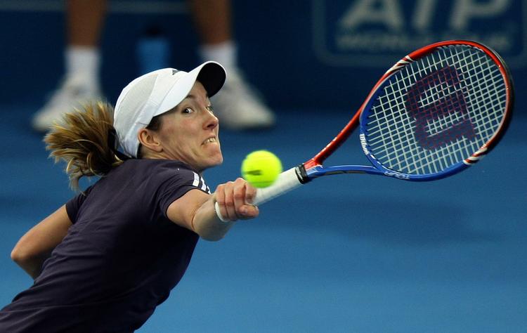 knusende. Justine Henin strækker sig langt efter en returnering fra Ana Ivanovic i semifinalen i Brisbane. Belgieren vandt kampen på mindre end en time. 
