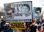 Protest. Billede fra en nylig sydkoreansk demonstration mod Kim-dynastiet. 