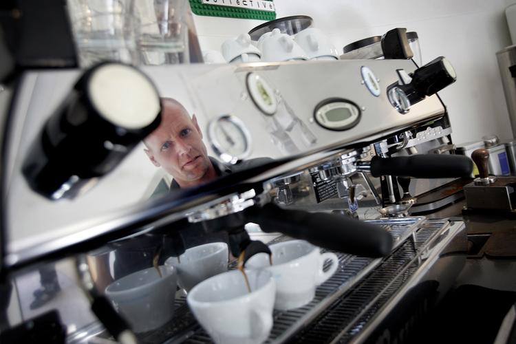 Barista Søren Stiller Markussen er kaffespecialist og latte-kunstner. Arkivfoto. 