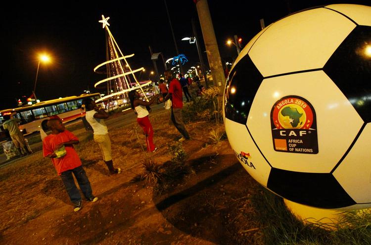 Bold. De afrikanske mesterskaber i fodbold i Angola vil gå i gang søndag som planlagt trods angrebet på Togos landshold. 