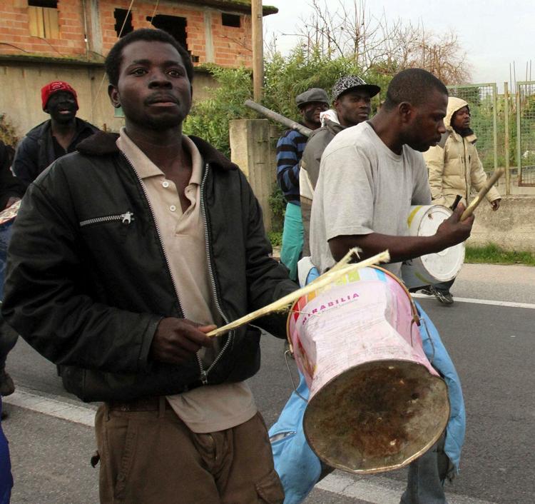 Protester. Afrikanske indvandrere demonstrerer på gaden i den italienske by Rosarno efter urolighederne de seneste dage. 