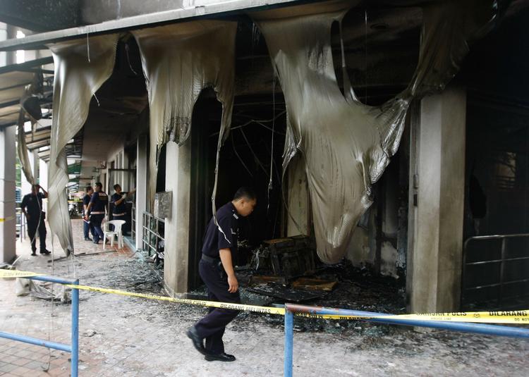 Brand. Tre kirker er blevet raseret af brandbomber i Malaysia. 