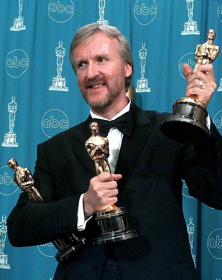 Hitmager. James Cameron skovlede statuetter ind ved Oscar-festen i 1998 for 'Titanic'. I år kan han meget vel komme i samme rolle takket være storfilmen 'Avatar'. Arkivfoto. 