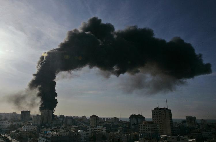 FEJLSKUD. Da Israel bombede en FN-bygning i Gaza kunne man se røgen over hele Gaza By. Israel hævder, at angrebet var en fejl, men vil alligevel betale erstatning. 