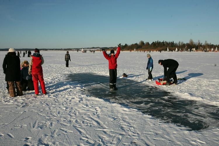FORBUDT. Flere steder er isen formentlig sikker nok, men det er stadig forbudt at gå ud på den, fordi dens tykkelse ikke er tjekket af kommunen. 