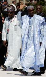 Forsvundet. Ingen har hørt fra Nigerias præsident Umaru Musa Yar'Adua i 45 dage. Det er Umaru Musa Yar'Adua til højre i billedet under G8 topmødet i Italien i juli 2009. 