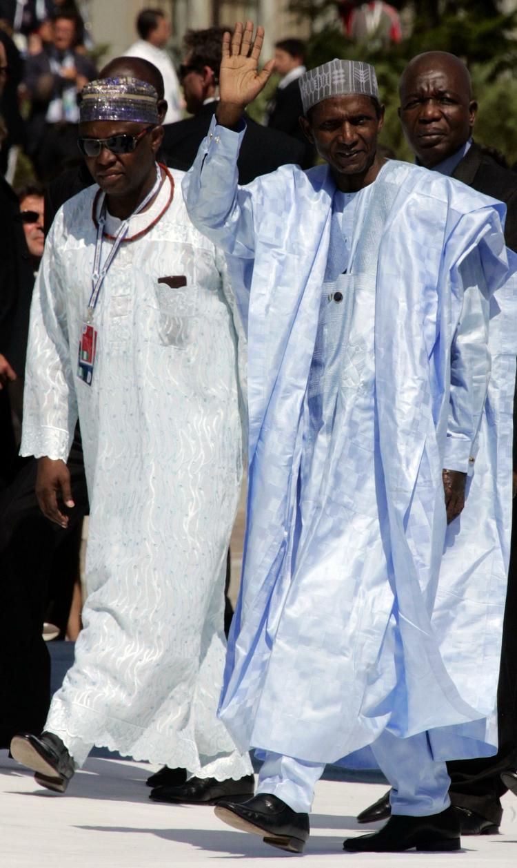 Forsvundet. Ingen har hørt fra Nigerias præsident Umaru Musa Yar'Adua i 45 dage. Det er Umaru Musa Yar'Adua til højre i billedet under G8 topmødet i Italien i juli 2009. 