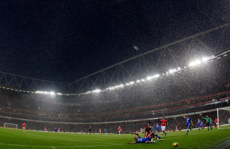 Snekamp. Spillerne hos Arsenal og Everton kæmpede ikke kun mod hinanden. Også elementerne var en hård modstander. 