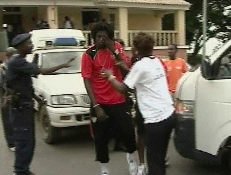 Chok. Emmanuel Adebayor vandrede rundt i chok efter skudattentatet. Nu er han på vej hjem til England. 