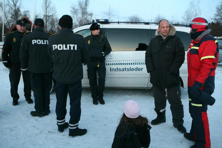 Is. Nordsjællands Politi var i dag mødt op ved Arresø, hvor et stort antal mennesker var gået ud på den tilfrosne Arresø, selv om det ikke er tilladt. Også vejrværten Peter Tanev var ude ved Arresø. 