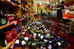 oprydning.  Joshua Hylton (th) og Brendan Killeen rydder op i vinafdelingen i butikken Eureka Natural Foods efter jordskælvet, der ramte det nordlige Californien. 