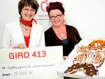 Taknemmelig. Giro 413-vært Margaret Lindhardt (t.v.) overrækker en check til Birthe Henriksen fra Mødrehjælpen til projektet Den rullende kagemand. 
