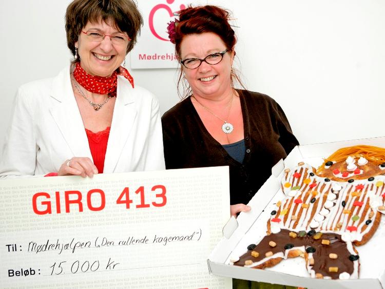 Taknemmelig. Giro 413-vært Margaret Lindhardt (t.v.) overrækker en check til Birthe Henriksen fra Mødrehjælpen til projektet Den rullende kagemand. 