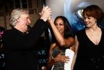 Succes. James Cameron morer sig med et par af skuespillerne fra 'Avatar', Zoe Saldana og Sigourney Weaver. Arkivfoto. 