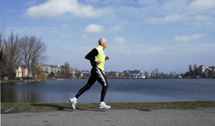 Hvis du vil undgå vrid i knæ og hofter bør du overveje at lade løbeskoene blive hjemme, viser amerikansk forskning. (arkivfoto) 