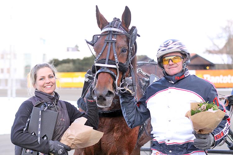 Ejer Karina Busch, Lucky Simoni og Jens Simoni i vindercirklen efter den sensationelle sejr over Claissic Grand Cru. 