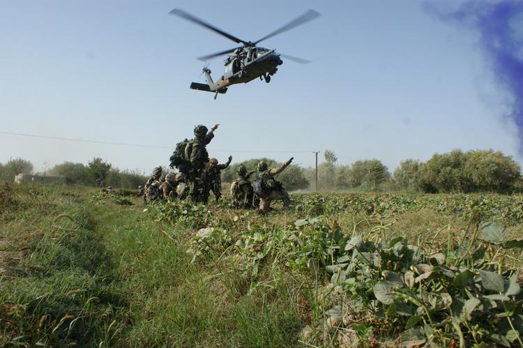 evakuering. Arkivfoto fra evakueringen af en såret dansk soldat i Helmand. Soldaten døde, men generelt er billedet, at langt flere soldater end tidligere overlever, fordi de får hurtig og effektiv hjælp. 
