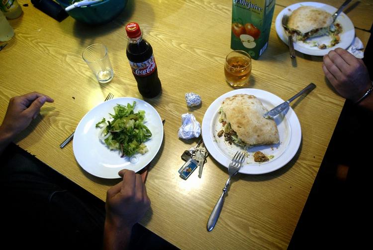 KLAMT. Kampagnen 'Clean eller klam?' skal hjælpe udeboende unge med at få styr på køkkenhygiejne. 