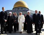 Fred. Et middel til bekæmpningen af terror er ytringsfrihed og tolerance religionerne i mellem, skriver kronikredaktør Anders Jerichow. Her ses Pave Benedict XVI foran Klippemoskeen i Jerusalem i maj 2009. 